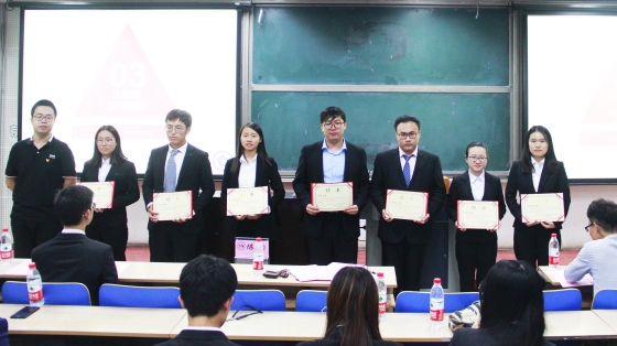 9d1a944c83bef6502c0463bea66ce1bb.jpg 团委书记陈雷为团委新闻中心主要干部及学生会主席团合影留念_副本.jpg